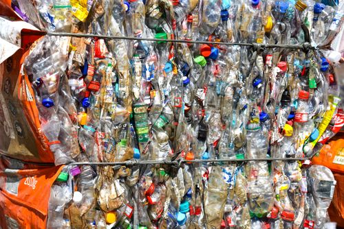 Cooperativa de Catadores - recicláveis coletados , separados e prensados para envio à indústria de reciclag