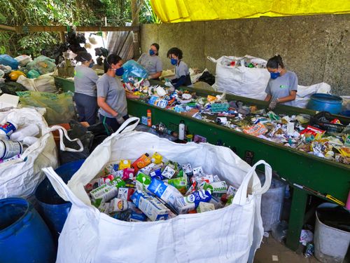 Cooperativa de Catadores - triagem dos recicláveis coletados para posterior envio à indústria de reciclagem