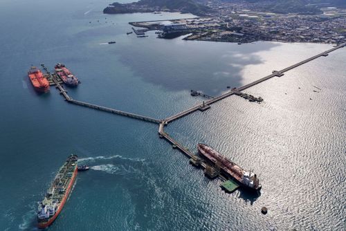 Vista de drone de navios-petroleiros descarregando petróleo no TEBAR Terminal Aquaviário Almirante Barroso d
