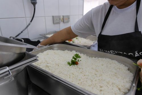Arroz branco pronto feito no restaurante de preço popular 