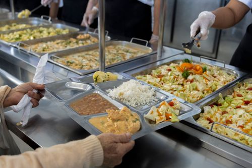 Bandejão com arroz feijão strogonoff de frango salada de repolho e batata cozida servido em restaurante de p