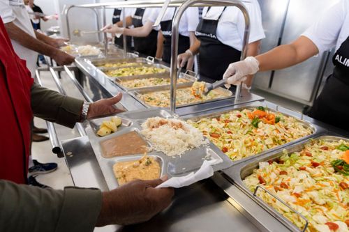 Bandejão com arroz feijão strogonoff de frango salada de repolho e batata cozida servido em restaurante de p