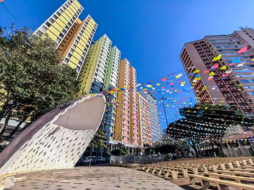 Concha acústica decorada com bandeirolas para festa junina e edifícios residenciais no centro da cidade