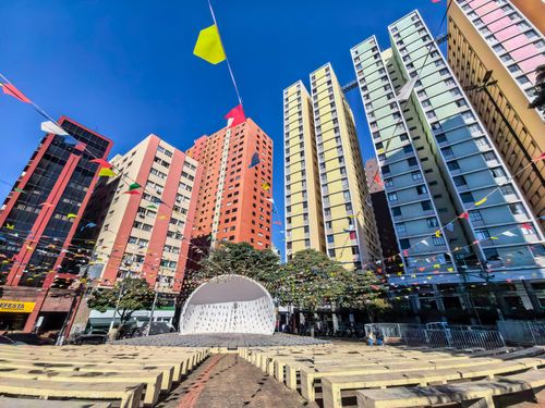 Concha acústica decorada com bandeirolas para festa junina e edifícios comerciais e residenciais no centro d