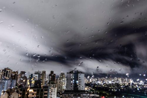 Temporal noturno com chuvas intensas favorecidas pelas condições climáticas associadas ao El Niño