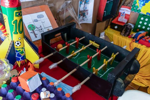 Brinquedos feitos com materiais reutilizados - produzidos por alunos da Escola Municipal Mábio Gonçalves Pal