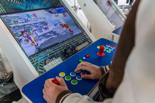Pessoa jogando videogame em máquina de fliperama na 22ª edição do Festival Londrina Matsuri - festa da cul