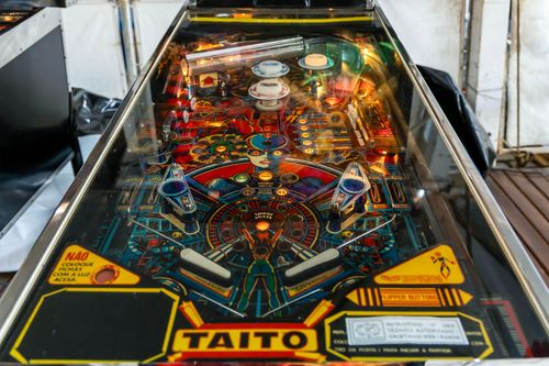 Máquina de pinball na 22ª edição do Festival Londrina Matsuri - festa da cultura e arte japonesa