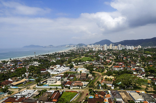 Vista de cima de moradias e edifícios na praia da Enseada