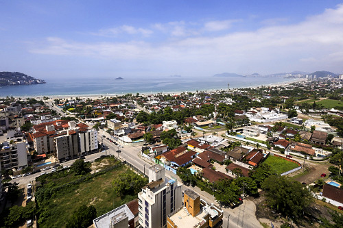 Vista de cima de moradias e edifícios na praia da Enseada