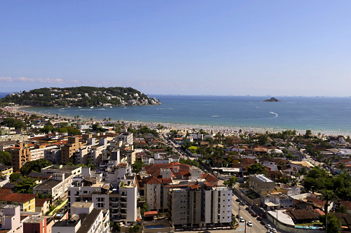 Vista de cima de prédios residenciais na praia da Enseada - Ponta do Tortuga ao fundo à esquerda