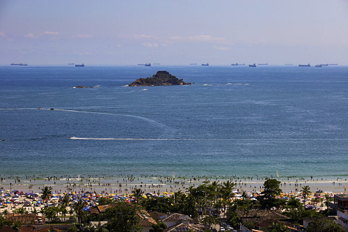 Vista de cima de banhistas na praia da Enseada - Ilha das Cabras e embarcações ao fundo
