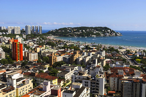 Vista de cima de prédios residenciais na praia da Enseada - ao fundo Ponta do Tortuga