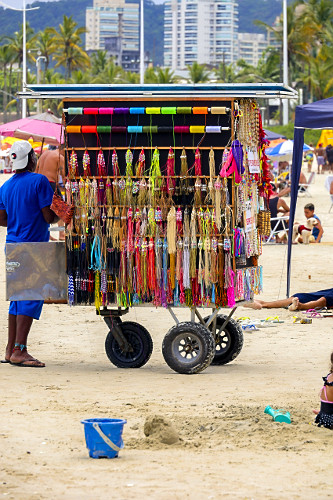 Vendedor ambulante de artesanato na praia da Enseada