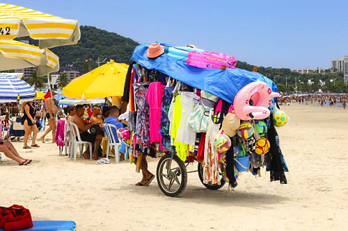Comércio ambulante na praia da Enseada
