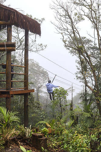 Prática de tirolesa - atração turística do PE Serra do Mar - Caminhos do Mar