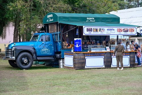 Food truck com comércio de bebidas e alimentos instalado no Parque Municipal Roberto Burle Marx - bairro Sant