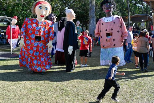 Bonecões do Pirô Piraquara interagem com visitantes no Festival de Cultura Tradicional Paulista - Revelando 