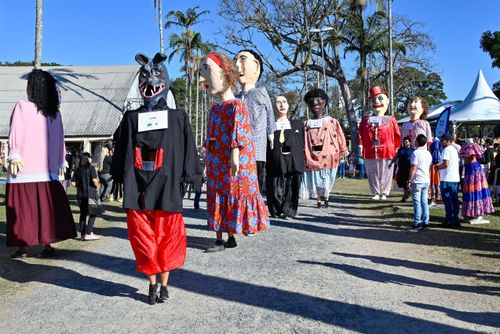 Bonecões do Pirô Piraquara interagem com visitantes no Festival de Cultura Tradicional Paulista - Revelando 