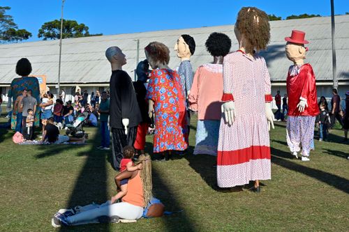 Bonecões do Pirô Piraquara interagem com visitantes no Festival de Cultura Tradicional Paulista - Revelando 