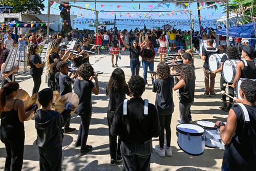 Apresentação musical na festa junina da Escola Municipal Agostinho Ferreira Mattos na Praia da Catita na Ilh
