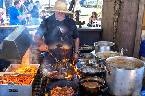 Cozinheiro preparando alimentos típicos no Rancho de Comida Tropeira no Revelando SP