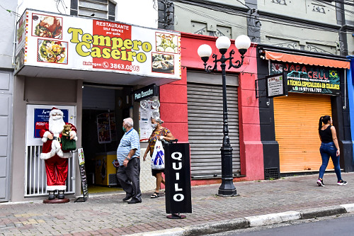 Pessoas com máscaras em função da pandemia de COVID-19 no período do Natal no centro comercial da cidade -