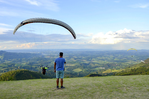Prática de parapente ou paraglider a partir da rampa norte na Serra de São Domingos - 