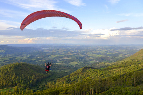 Voo de parapente ou paraglider  - a partir da rampa norte na Serra de São Domingos