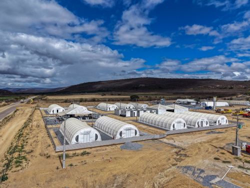 Vista de drone de base logística e alojamento temporário para abrigar funcionários na implantação da Sube