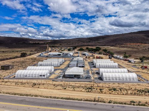 Vista de drone de base logística e alojamento temporário para abrigar funcionários na implantação da Sube