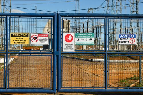 Placas de aviso de perigo e acesso restrito na Subestação Ibicoara operada pela Chesf - Companhia Hidro Elé