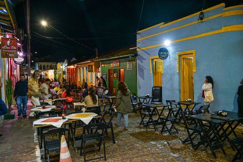 Vista noturna de turistas em restaurantes na rua das Pedras - centro histórico