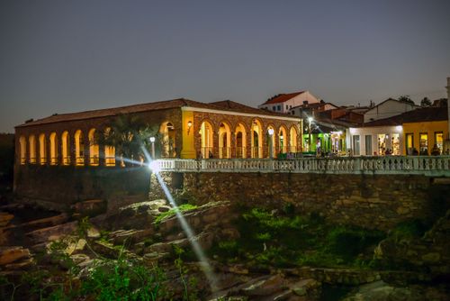 Vista noturna do Mercado Cultural na margem do Rio Lençóis - centro histórico