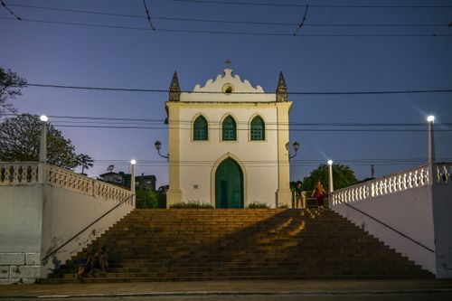 Vista noturna da Igreja de Nosso Senhor Bom Jesus dos Passos na entrada da cidade