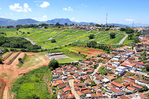 Vista de drone de moradias da cidade
