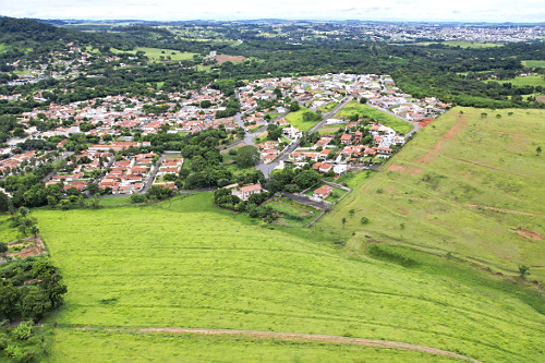 Vista de drone da área rural e moradias na área urbana - Serra da Mantiqueira