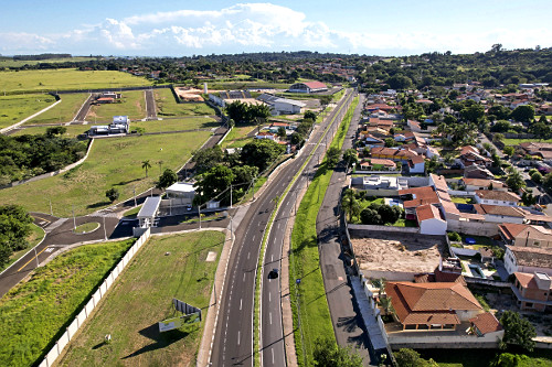 Vista de drone da avenida Paschoal Antonelli - à esquerda loteamento residencial e moradias à direita
