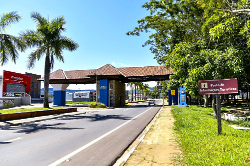 Portal de informações turísticas na Avenida dos Imigrantes na entrada da cidade