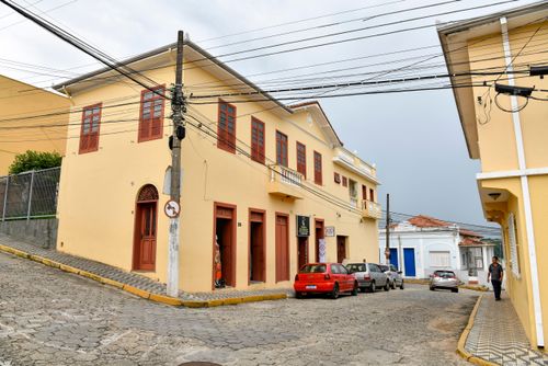 Prédio de uso misto - comércio no térreo e moradia no andar superior no centro da cidade