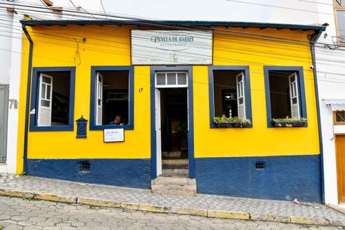 Restaurante em casa antiga com porão e fachada na calçada no centro da cidade