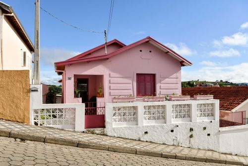 Casa antiga com muro baixo no centro da cidade