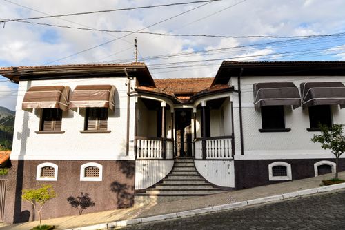 Fachada de casa antiga com alpendre duplo no centro da cidade
