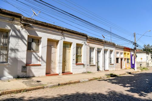 Moradias antigas geminadas na Vila Industrial 