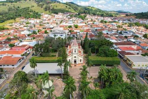 Vista de drone da Paróquia São Sebastião - praça São Sebastião - centro da cidade - Serra da Mantiqueira