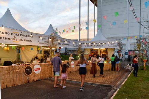 Pessoas no Festival Gastronômico Itinerante Sabores da Terra no Parque Brasil 500