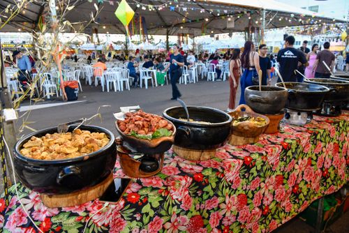 Comida típica à venda no Festival Gastronômico Itinerante Sabores da Terra no Parque Brasil 500