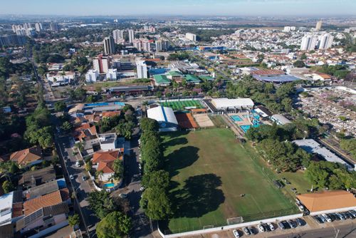 Vista de drone da Associação Esportiva Paulinense e moradias 