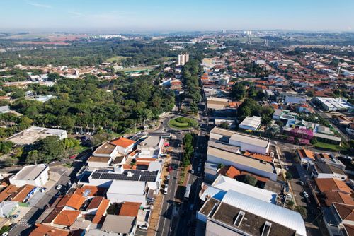 Vista de drone de moradias e prédios no centro da cidade - à esquerda Parque Ecológico de Paulínia