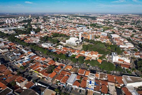 Vista de drone de moradias e Paróquia e Igreja Matriz Sagrado Coração de Jesus - centro da cidade